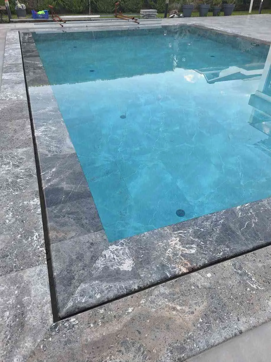 Havuzda serinlemenin keyfini çıkarın. Safir mavisi suyu ve huzur veren atmosferiyle göz alıcı bir yüzme havuzu.